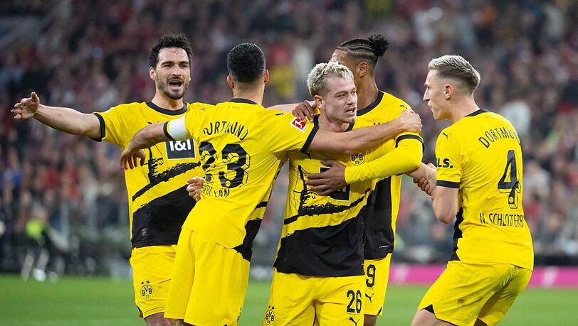 Mats Hummels (l-r), Emre Can, Julian Ryerson, Sebastien Haller und Nico Schlotterbeck von Dortmund jubeln über das Tor zum 0:2.