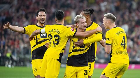 Mats Hummels (l-r), Emre Can, Julian Ryerson, Sebastien Haller und Nico Schlotterbeck von Dortmund jubeln über das Tor zum 0:2.