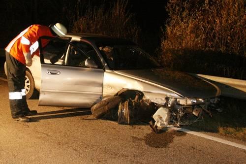 Betrunken und völlig von der Leine: Das demolierte Auto des Altöttingers.