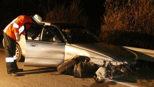 Betrunken und völlig von der Leine: Das demolierte Auto des Altöttingers. Betrunken und völlig von der Leine: Das demolierte Auto des Altöttingers.