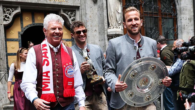 OB Dieter Reiter (l, mit Thomas M&uuml;ller und Harry Kane) ist bekennender Fan des FC Bayern. (Archivbild)