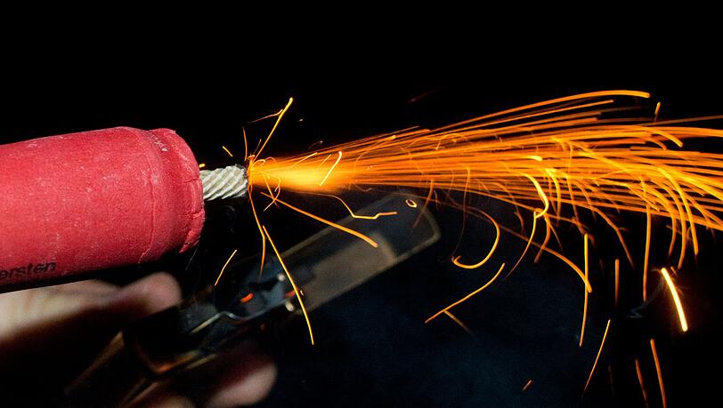 Ein 17-J&auml;hriger wirft am Eingang des Festzeltes einen B&ouml;ller und verletzt damit eine Frau. (Symbolbild)