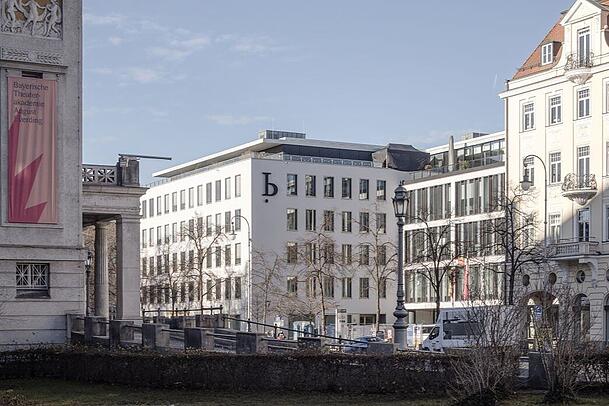 Die beiden Bürogebäude (Mitte) sind direkt gegenüber vom Prinzregententheater. Die beiden Bürogebäude (Mitte) sind direkt gegenüber vom Prinzregententheater.
