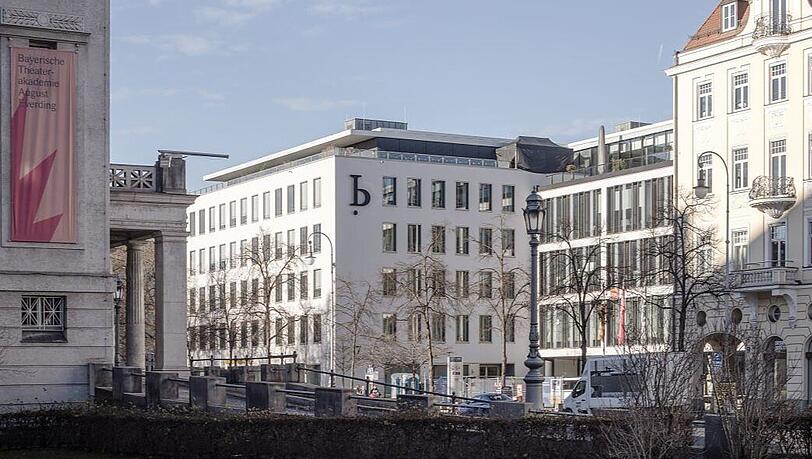 Die beiden Bürogebäude (Mitte) sind direkt gegenüber vom Prinzregententheater. Die beiden Bürogebäude (Mitte) sind direkt gegenüber vom Prinzregententheater.