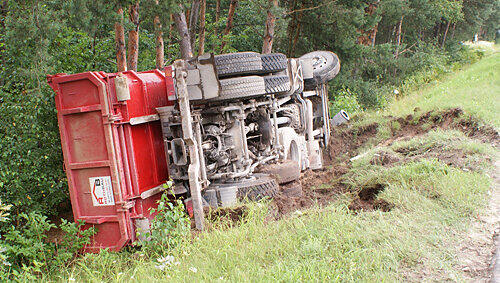 Warten auf den Abschlepp-Kran: Die Feuerwehrleute können nach dem folgenschweren Lkw-Unfall vorerst nicht mehr tun. Warten auf den Abschlepp-Kran: Die Feuerwehrleute können nach dem folgenschweren Lkw-Unfall vorerst nicht mehr tun.