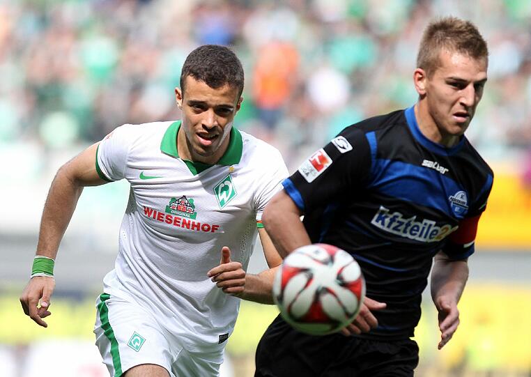 Bremens Franco di Santo und Paderborns Uwe Hünemeier kämpfen um den Ball.