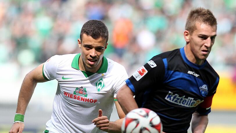 Bremens Franco di Santo und Paderborns Uwe Hünemeier kämpfen um den Ball.