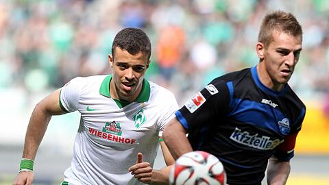 Bremens Franco di Santo und Paderborns Uwe Hünemeier kämpfen um den Ball.