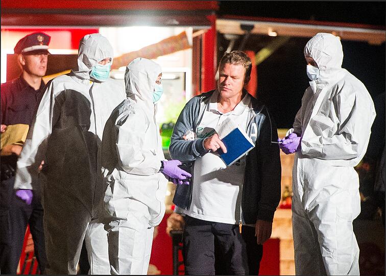 In Hamburg wird ein 43-jähriger Familienvater von einem Feuerwerks-Querschläger getötet. Sein kleiner Sohn und sein Bruder werden verletzt. Die Bilder der Unfallstelle.