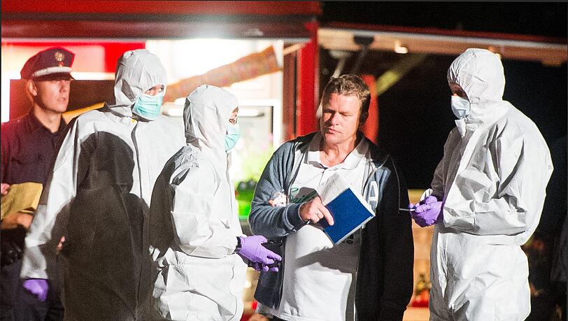 In Hamburg wird ein 43-jähriger Familienvater von einem Feuerwerks-Querschläger getötet. Sein kleiner Sohn und sein Bruder werden verletzt. Die Bilder der Unfallstelle. In Hamburg wird ein 43-jähriger Familienvater von einem Feuerwerks-Querschläger getötet. Sein kleiner Sohn und sein Bruder werden verletzt. Die Bilder der Unfallstelle.