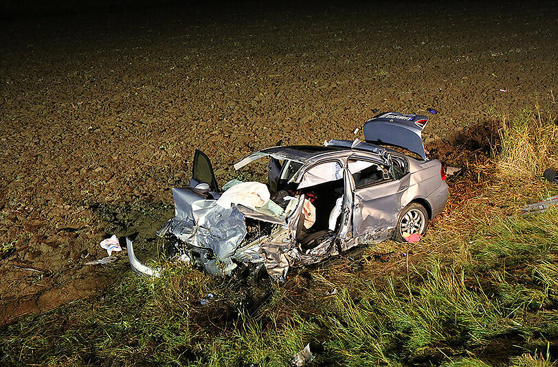 Der BMW geriet in den Gegenverkehr und prallt dort frontal mit einem Auto zusammen. Dieses wurde in den angrenzenden Graben geschleudert.