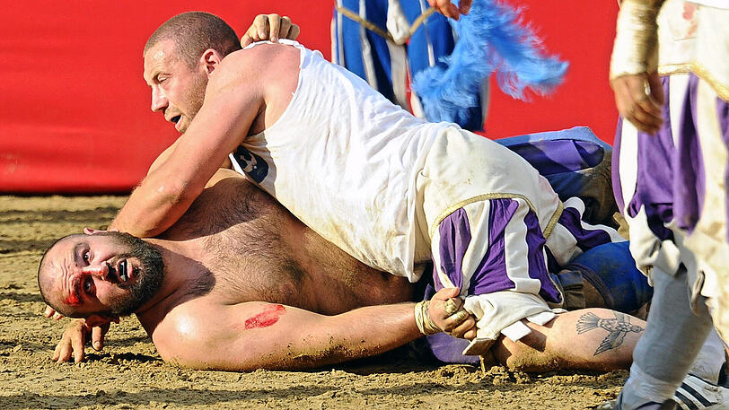 Der Spielball wird hier ganz schnell zur Nebensache - Schläge und Tritte sind hier ausdrücklich erlaubt. Die Biler vom Calcio Storico in Florenz.