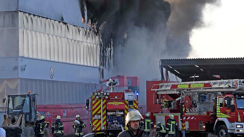 Brand in einem Recyclingbetrieb Feldkirchen: Das Feuer sorgte für eine Rauchwolke, die kilometerweit sichtbar war. Die Bilder vom Einsatz.