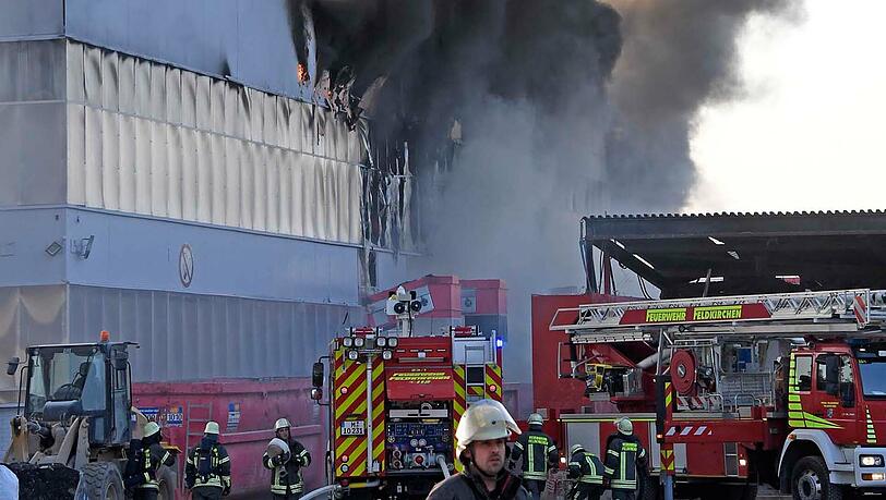Brand in einem Recyclingbetrieb Feldkirchen: Das Feuer sorgte für eine Rauchwolke, die kilometerweit sichtbar war. Die Bilder vom Einsatz. Brand in einem Recyclingbetrieb Feldkirchen: Das Feuer sorgte für eine Rauchwolke, die kilometerweit sichtbar war. Die Bilder vom Einsatz.