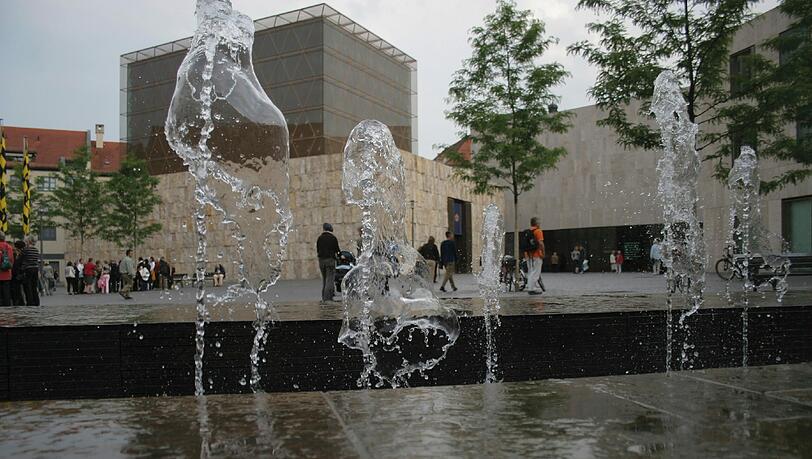 ...das Kulturzentrum der Israelitischen Kultusgemeinde und das Jüdische Museum... ...das Kulturzentrum der Israelitischen Kultusgemeinde und das Jüdische Museum...