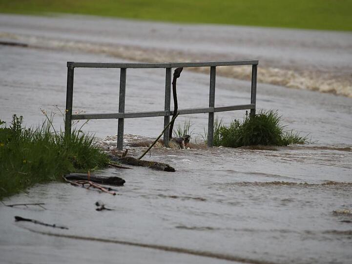 In etlichen Regionen Deutschlands ist die Unwetter-Warnung noch nicht aufgehoben.