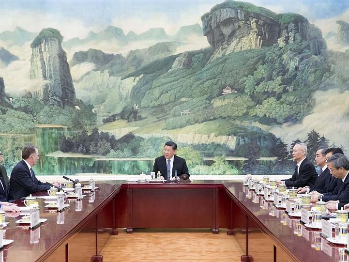 Chinas Präsident Xi Jinping (M), US-Finanzminister Steven Mnuchin (2.v.l) und der US-Handelsbeauftragte Robert Lighthizer (3.v.l) bei den Gesprächen in Peking.