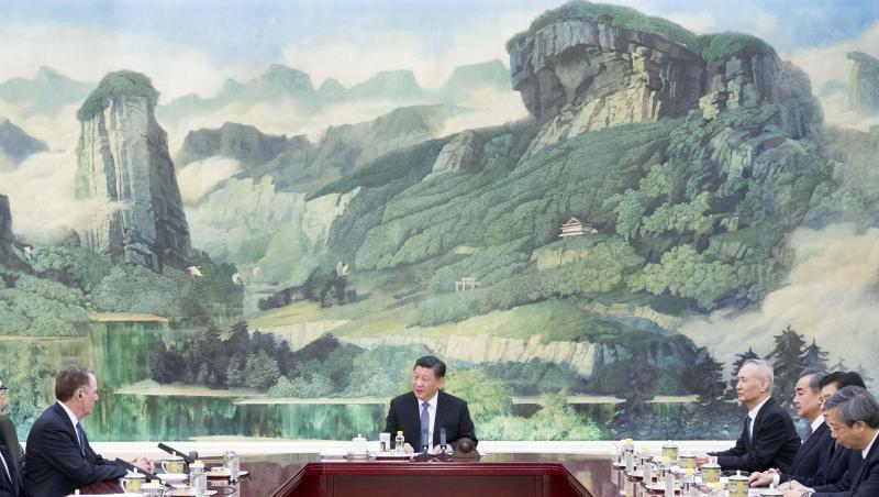 Chinas Präsident Xi Jinping (M), US-Finanzminister Steven Mnuchin (2.v.l) und der US-Handelsbeauftragte Robert Lighthizer (3.v.l) bei den Gesprächen in Peking. Chinas Präsident Xi Jinping (M), US-Finanzminister Steven Mnuchin (2.v.l) und der US-Handelsbeauftragte Robert Lighthizer (3.v.l) bei den Gesprächen in Peking.
