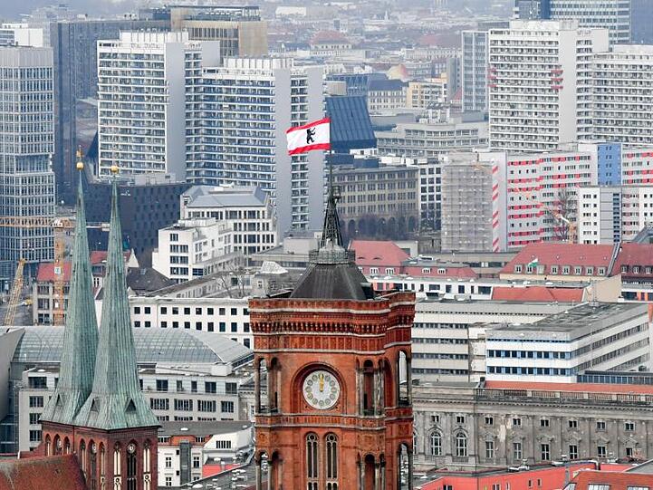 Hinter den Türmen der Marienkirche (l) und des Roten Rathauses sind zahlreiche Wohnblocks zu sehen.