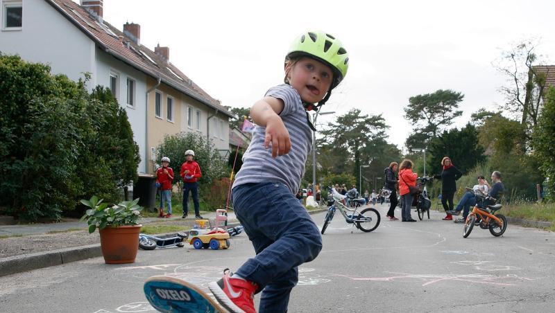In anderen deutschen Städten gibt es schon regelmäßige Spielstraßen. In anderen deutschen Städten gibt es schon regelmäßige Spielstraßen.