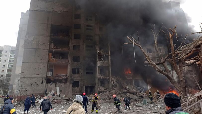 Feuerwehrleute löschen ein Feuer in Stadtzentrum von Tschernihiw. Russland hat seine Angriffe auf belebte Städte ausgeweitet, was von Präsident Selenskyj als Terrorkampagne bezeichnet wurde. Feuerwehrleute löschen ein Feuer in Stadtzentrum von Tschernihiw. Russland hat seine Angriffe auf belebte Städte ausgeweitet, was von Präsident Selenskyj als Terrorkampagne bezeichnet wurde.