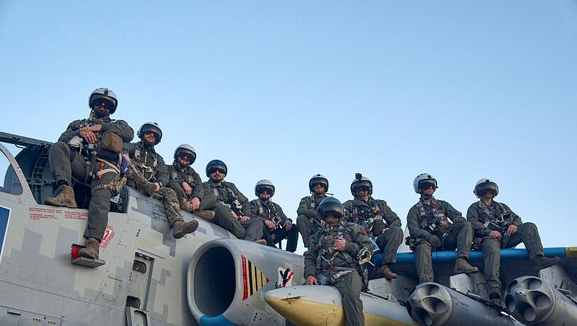 Piloten der ukrainischen Luftwaffe sitzen auf einem Bodenkampfflugzeug in der Ostukraine.