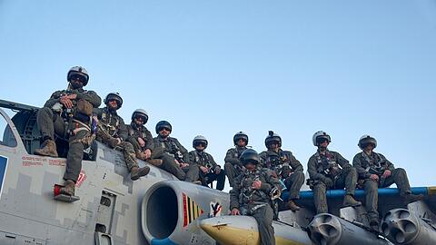 Piloten der ukrainischen Luftwaffe sitzen auf einem Bodenkampfflugzeug in der Ostukraine.