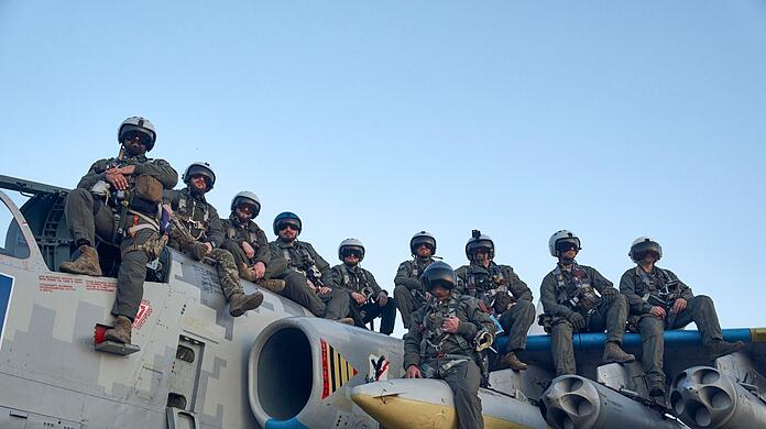 Piloten der ukrainischen Luftwaffe sitzen auf einem Bodenkampfflugzeug in der Ostukraine.