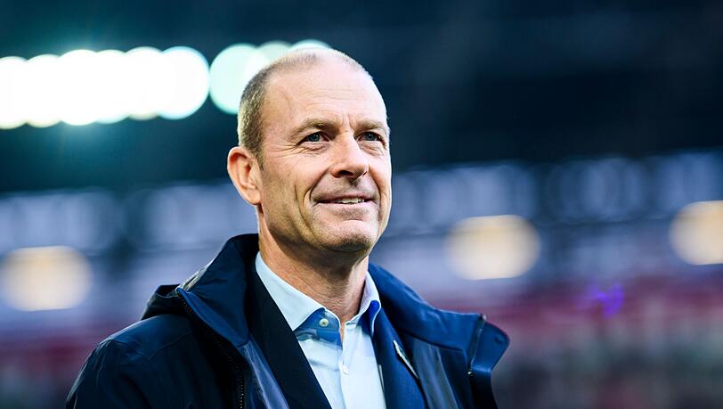 Augsburgs Trainer Jess Thorup steht vor dem Spiel im Stadion.