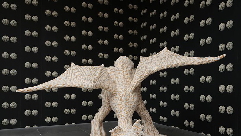 Umgeben von weiblichen Brüsten faucht dieser Drache aus Zigaretten in die Runde. "Tits in Space" hat Sarah Lucas ihre Installation genannt. Die Tapete dazu ist 2000 entstanden. Umgeben von weiblichen Brüsten faucht dieser Drache aus Zigaretten in die Runde. "Tits in Space" hat Sarah Lucas ihre Installation genannt. Die Tapete dazu ist 2000 entstanden.
