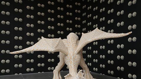 Umgeben von weiblichen Brüsten faucht dieser Drache aus Zigaretten in die Runde. "Tits in Space" hat Sarah Lucas ihre Installation genannt. Die Tapete dazu ist 2000 entstanden.