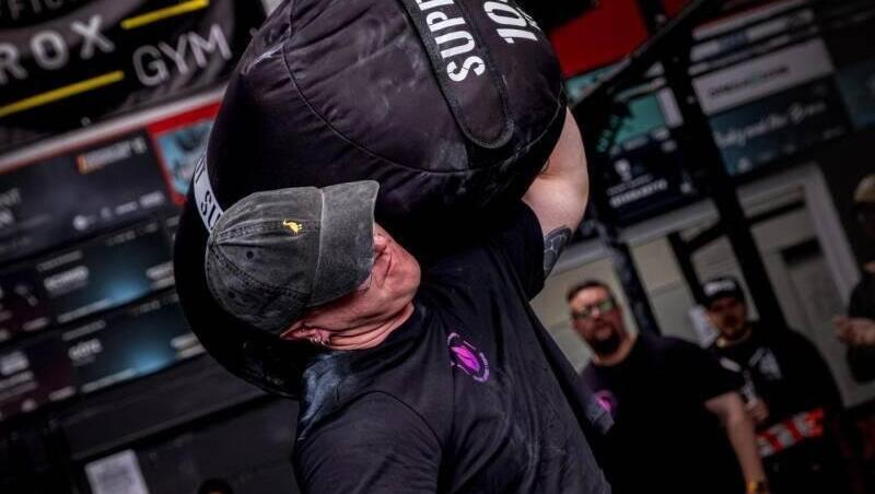 "Sandbag to Shoulder" ist eine der liebsten Disziplinen von Sabrina Retzer. Sie schafft es, 100 Kilogramm zu schultern. "Sandbag to Shoulder" ist eine der liebsten Disziplinen von Sabrina Retzer. Sie schafft es, 100 Kilogramm zu schultern.