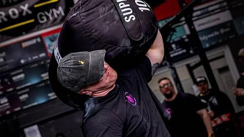 "Sandbag to Shoulder" ist eine der liebsten Disziplinen von Sabrina Retzer. Sie schafft es, 100 Kilogramm zu schultern.