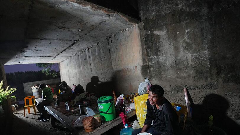 Thailändische Einwohner suchen Schutz vor Kämpfen an der Grenze zu Kambodscha in einem Schutzraum. (Foto aktuell) Thailändische Einwohner suchen Schutz vor Kämpfen an der Grenze zu Kambodscha in einem Schutzraum. (Foto aktuell)