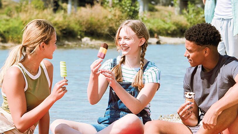 Treffen mit Freunden und Ausflüge in der Natur gehören für die Deutschen zum Sommer dazu. Treffen mit Freunden und Ausflüge in der Natur gehören für die Deutschen zum Sommer dazu.