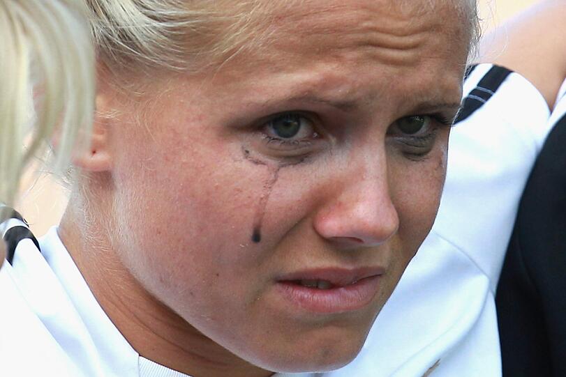 Tränen des Schmerzes: Julia Simic vom FC Bayern verletzte sich im September 2011 beim Training mit dem Nationalteam schwer.