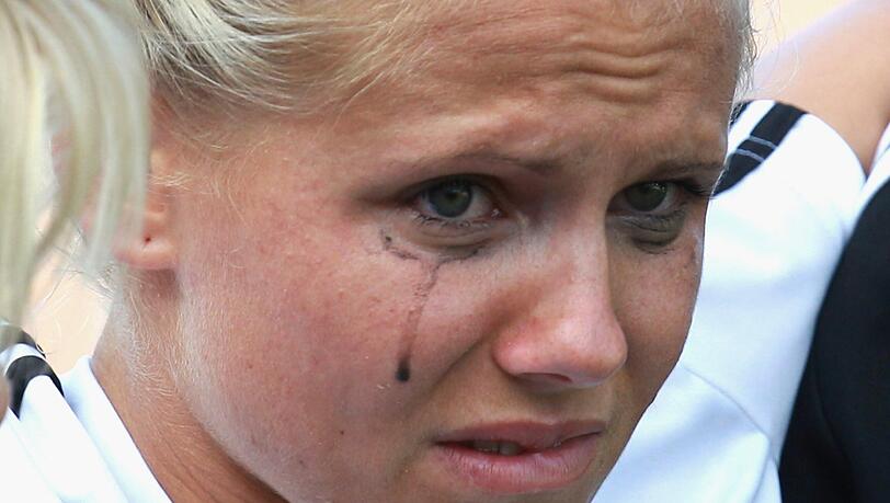 Tränen des Schmerzes: Julia Simic vom FC Bayern verletzte sich im September 2011 beim Training mit dem Nationalteam schwer. Tränen des Schmerzes: Julia Simic vom FC Bayern verletzte sich im September 2011 beim Training mit dem Nationalteam schwer.