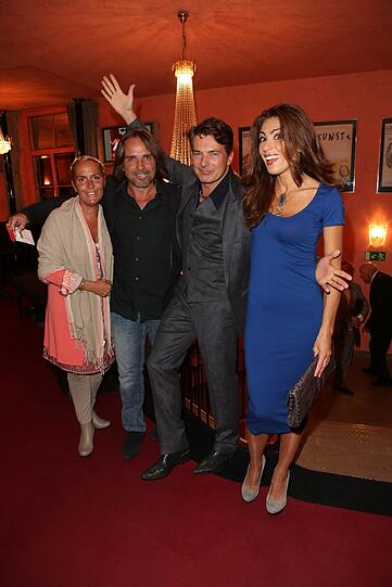 Sebastian Goder mit Ehefrau Susanne Bähre und Pascal Breuer mit Freundin Loredana LaRocca bei der Premiere der Komödie "The Kingês speech" am 18.09.2013 im Bayerischen Hof in München.
