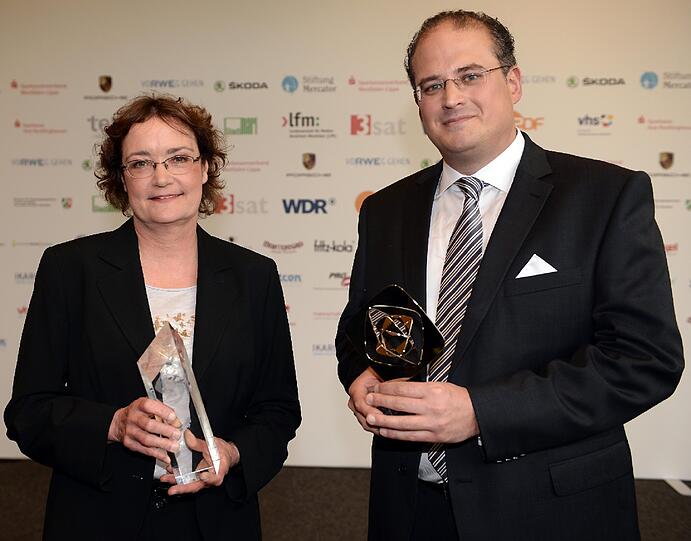 Die Cutterin Andrea Schröder-Jahn (l) und der Autor Eric Friedler (r) posieren vor der Verleihung der Grimme-Preise 2014 mit dem Preis in der Kategorie "Information".