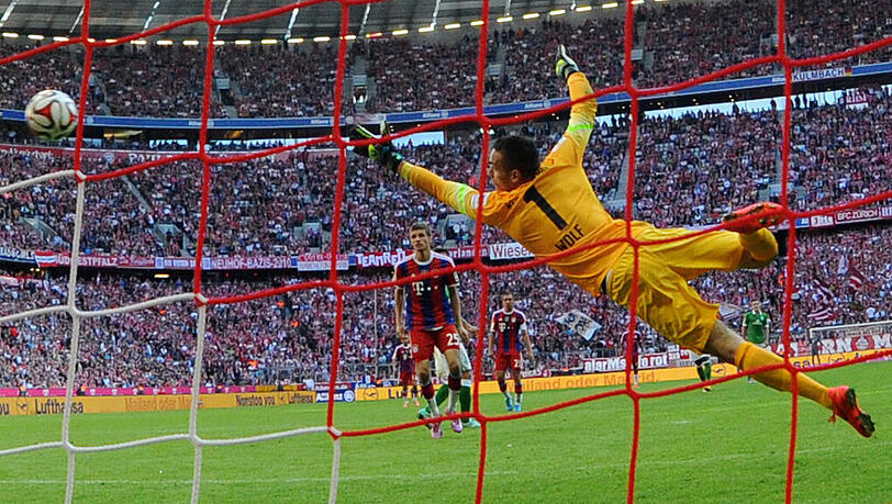 Raphael Wolf kassierte seine Gegentore 13 bis 18 gegen den FC Bayern. Raphael Wolf kassierte seine Gegentore 13 bis 18 gegen den FC Bayern.