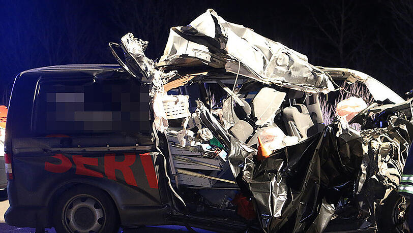 Der Kleintransporter ist vollkommen zerstört. Der Sachschaden beläuft sich auf rund 40.000 Euro. Der Kleintransporter ist vollkommen zerstört. Der Sachschaden beläuft sich auf rund 40.000 Euro.