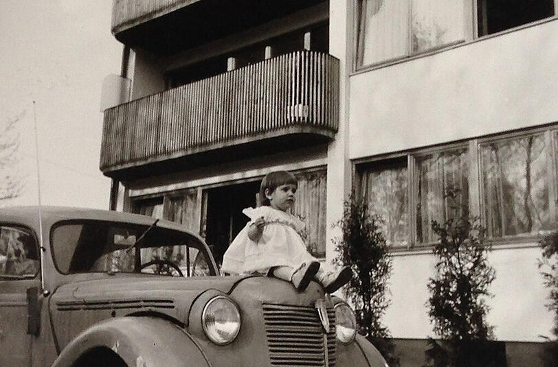 1955 in Laim: Christine Rahm als Einjährige thront auf dem Auto vor dem Haus ihrer Großeltern.