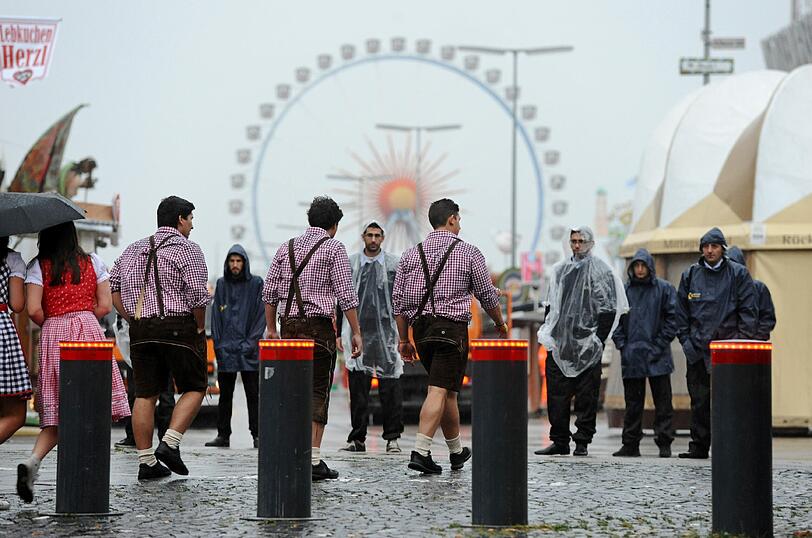 Der Regen bestimmt den Auftakt zum 183. Oktoberfest in München. Erste Wiesnfans standen trotzdem seit 7 Uhr vor den Zelten an.