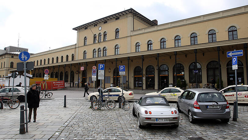 Der Augsburger Hauptbahnhof wurde in Folge des Unfalls zeitweise gesperrt. Der Augsburger Hauptbahnhof wurde in Folge des Unfalls zeitweise gesperrt.