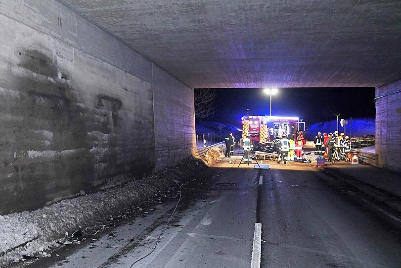Die Frau überschlug sich in ihrem Auto, die Feuerwehr musste sie aus dem Wrack befreien.