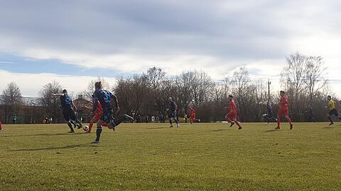 Der TSV 1860 testet gegen den TSV 1895 Dachau auf dem Sportplatz der Sportschule Oberhaching.