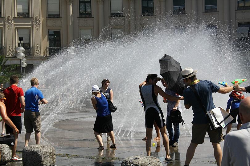 Wasserschlacht am Stachus. Die Bilder.