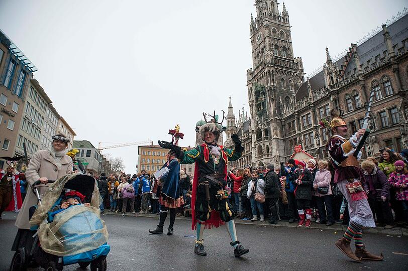 Die Damischen Ritter in Aktion: Impressionen vom Faschingszug durch die Altstadt am Sonntag.