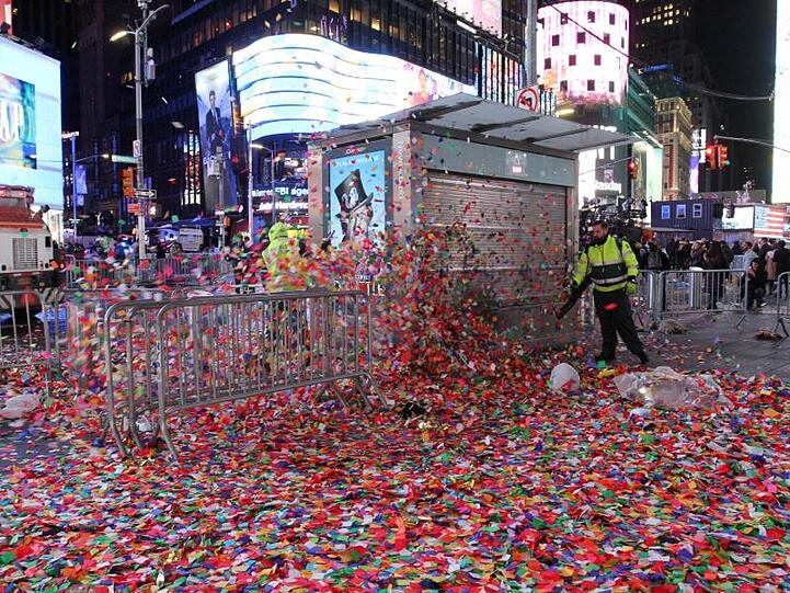 Arbeiter reinigen die Straßen am New Yorker Times Square am frühen Morgen von Neujahr.