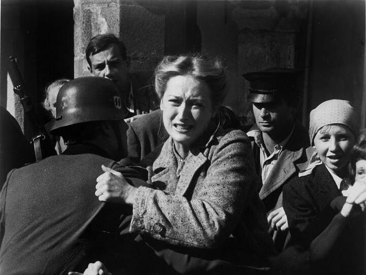 Inga Helms-Weiss (Meryl Streep) muss hilflos mitansehen, wie ihr Mann abgeholt und in ein Konzentrationslager gebracht wird - Szene aus Folge 3 der TV-Serie "Holocaust - Die Geschichte der Familie Weiss".